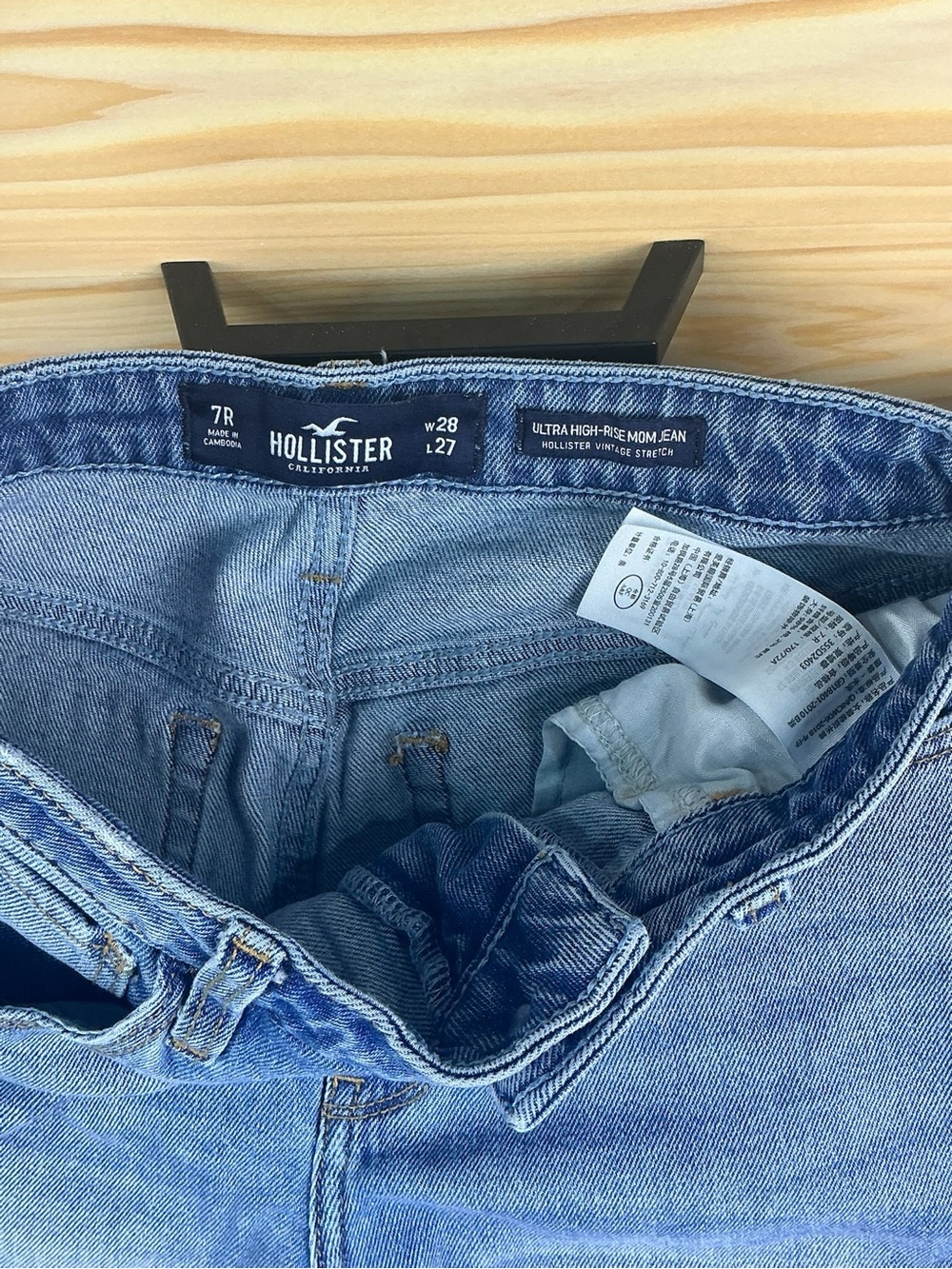 Hollister Ultra High-Rise Mom Jeans — Medium Wash Blue - Picture 2 of 6